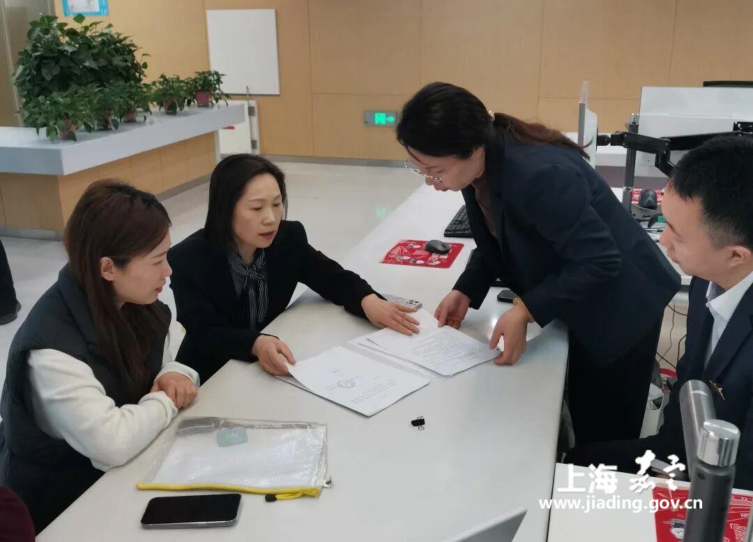 区人力资源社会保障局领导深入一线开展“帮办”服务